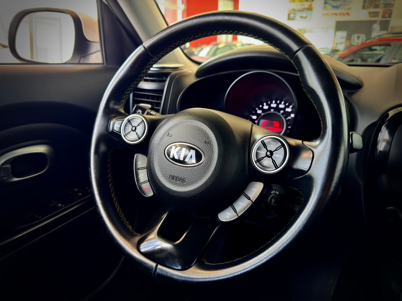 2016 Kia Soul White Notre-Dame-des-Prairies - photo #18
