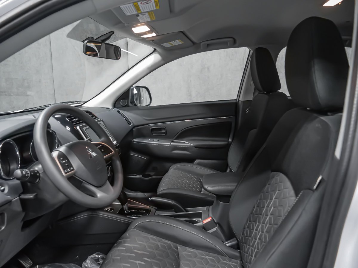 Mitsubishi RVR ES 2026 Blanc diamant Montréal - photo #8