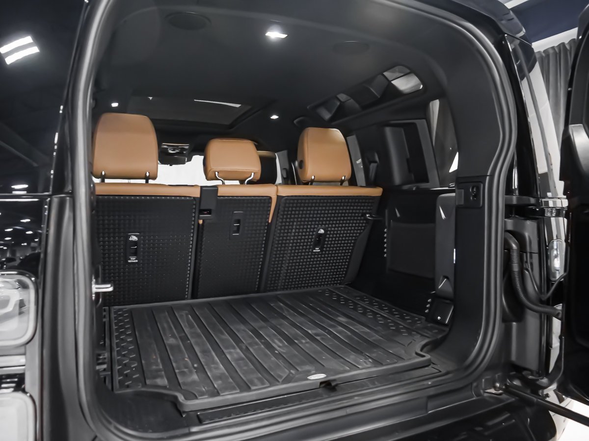 2026 Land Rover Defender X-Dynamic SE V8 Black Montreal - photo #14