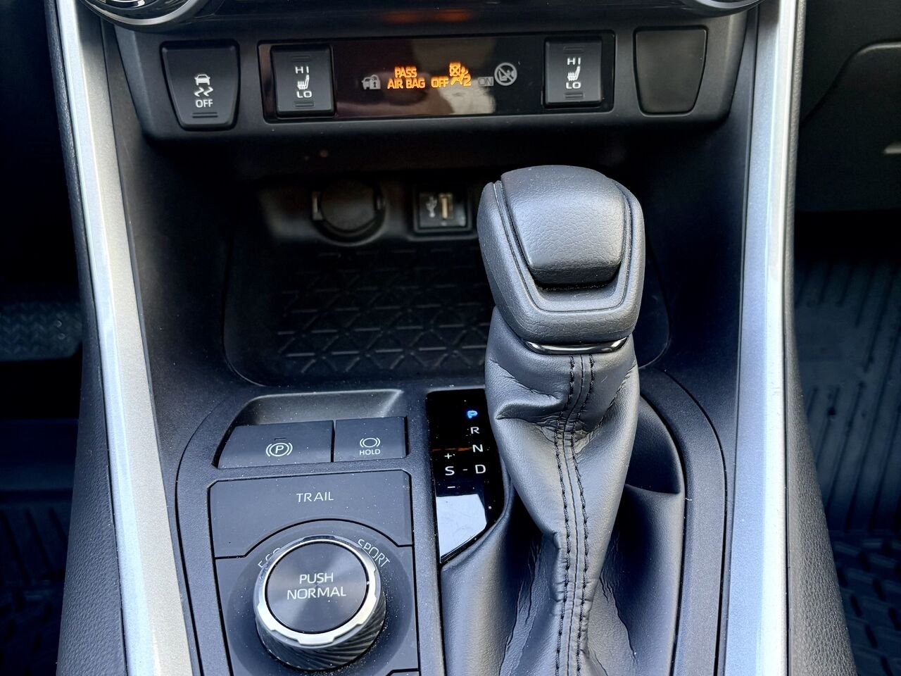2024 Toyota RAV4 Black Mont-Laurier - photo #20