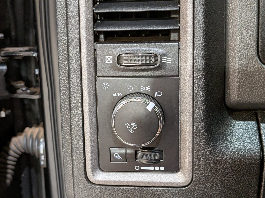 2018 Ram 1500 Express 4x4 Quad Cab 6'4" Box *Ltd Avail* Black Val-David - photo #26