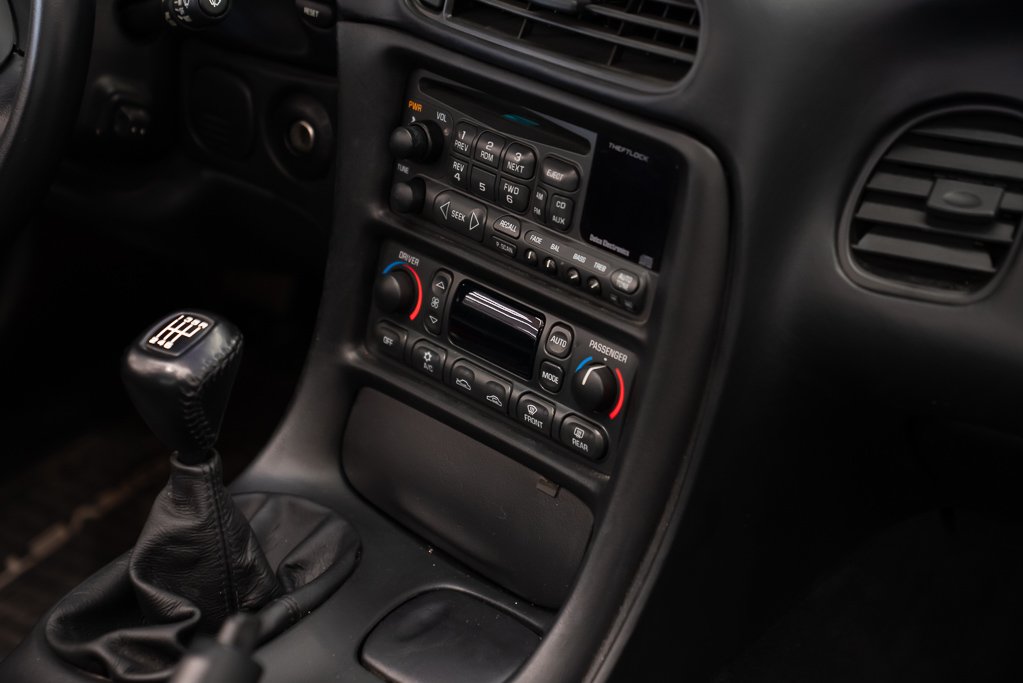 2002 Chevrolet Corvette Black Montreal - photo #22