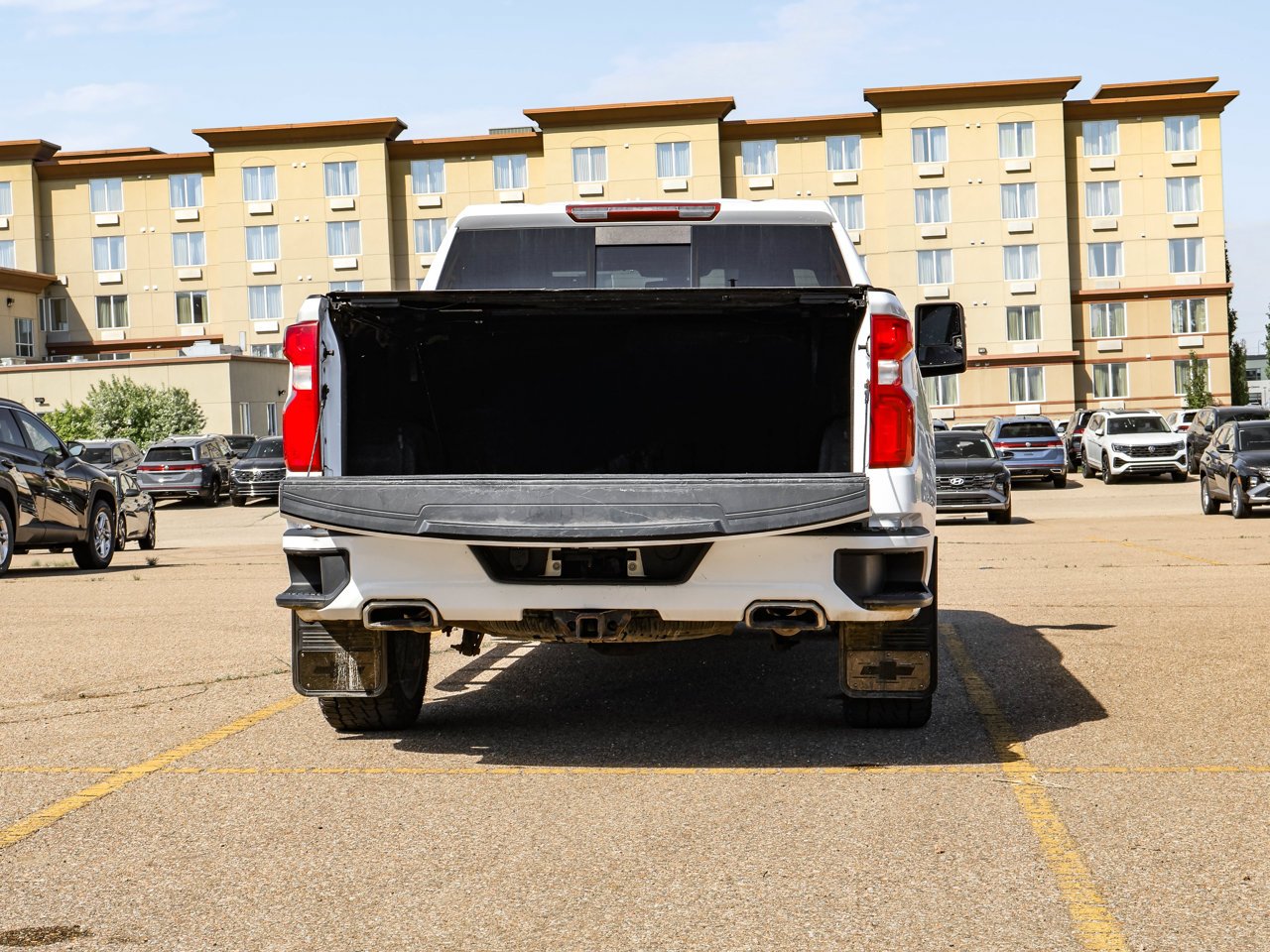2020 Chevrolet Silverado 1500 4WD Crew Cab 147 RST White Sherwood Park - photo #8
