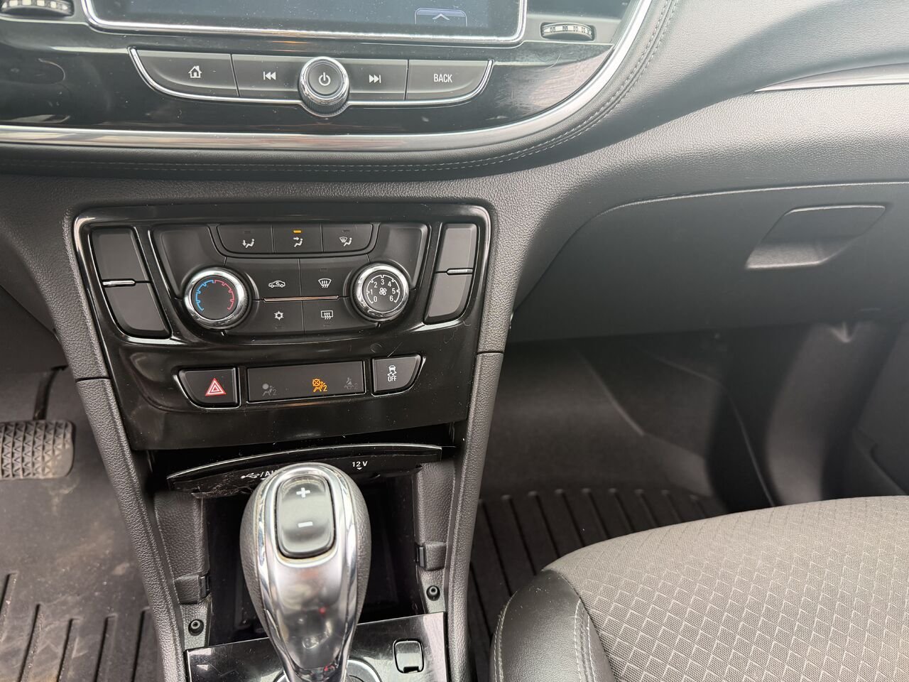 BUICK ENCORE PREFERRED Privilégiée 4 portes TA 2021 Blanc Ottawa & Gatineau - photo #4