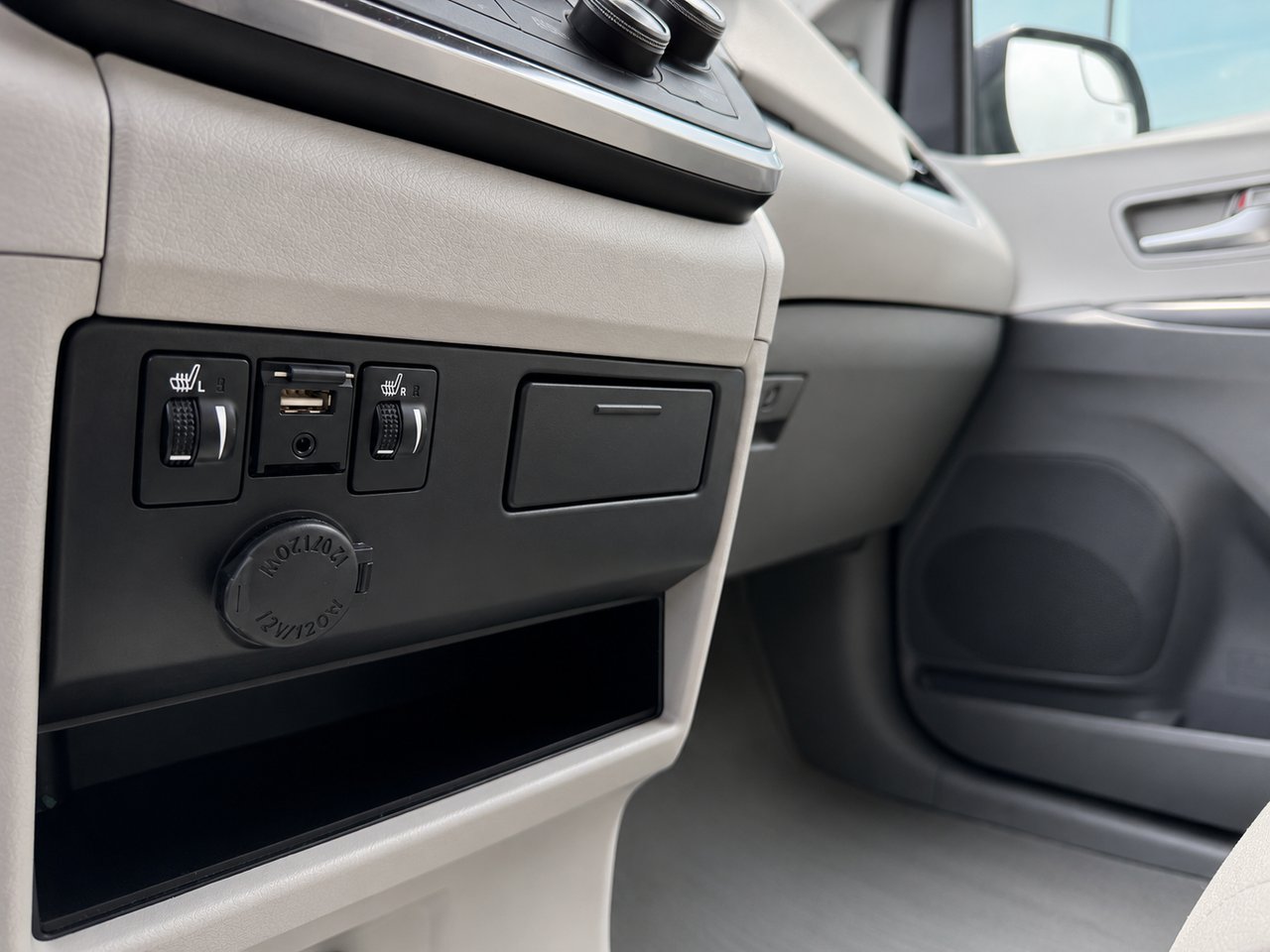 2019 Toyota Sienna LE Grey Châteauguay - photo #10