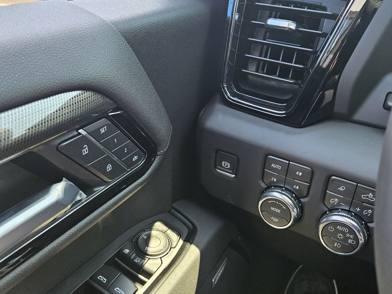 GMC Sierra 2500HD AT4 cabine multiplace 4RM 159 po 2026 Noir onyx Thetford Mines - photo #12
