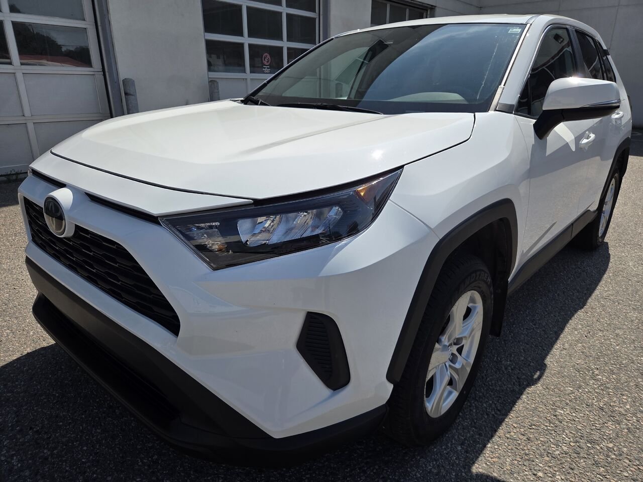 2023 Toyota RAV4 White Mont-Laurier - photo #0